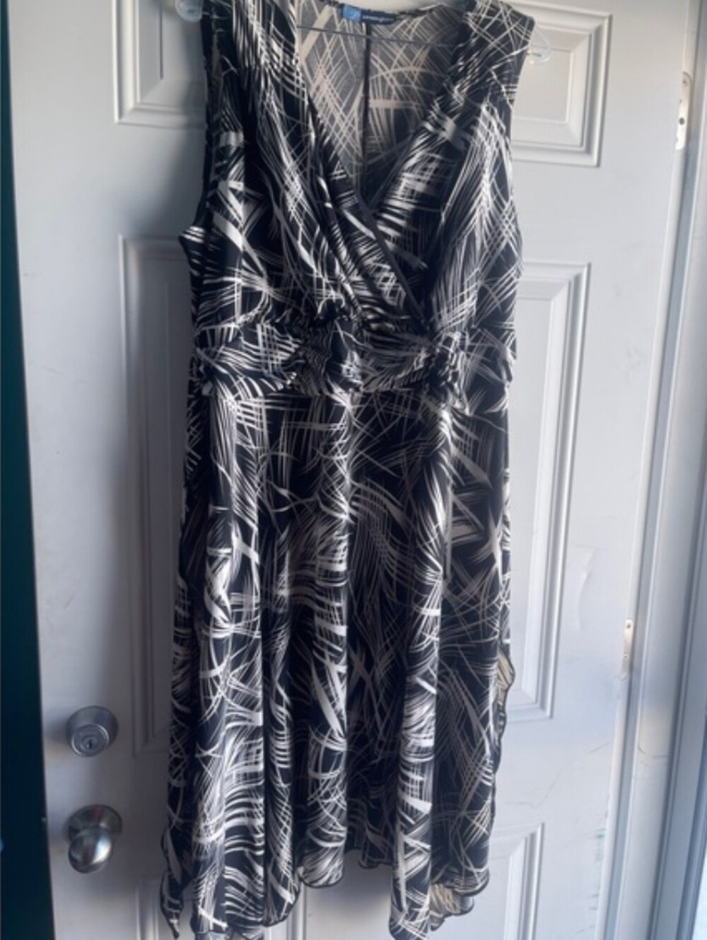 Sleeveless Black and White V-Neck Handkerchief Hem Dress - Picture 3 of 9